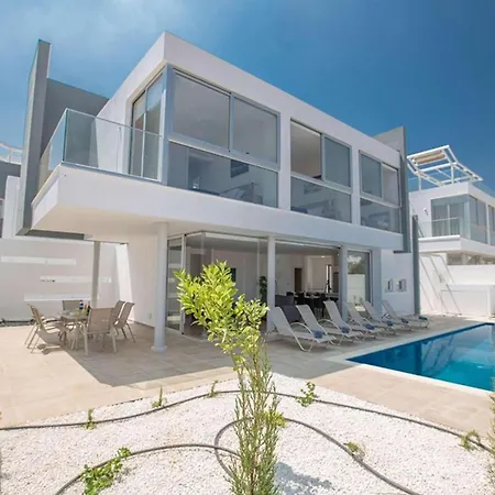 Villa Pearl 2 *